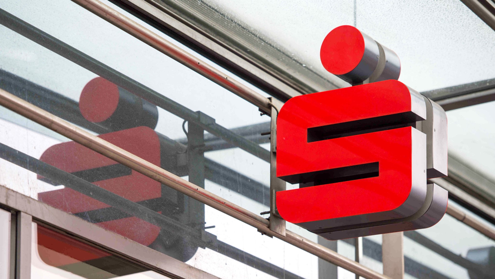 Ein Sparkassenlogo hängt an der Fassade einer Berliner Sparkassen-Filiale. | Bild: dpa-Bildfunk/Arne Bänsch Ein Sparkassenlogo hängt an der Fassade einer Berliner Sparkassen-Filiale.