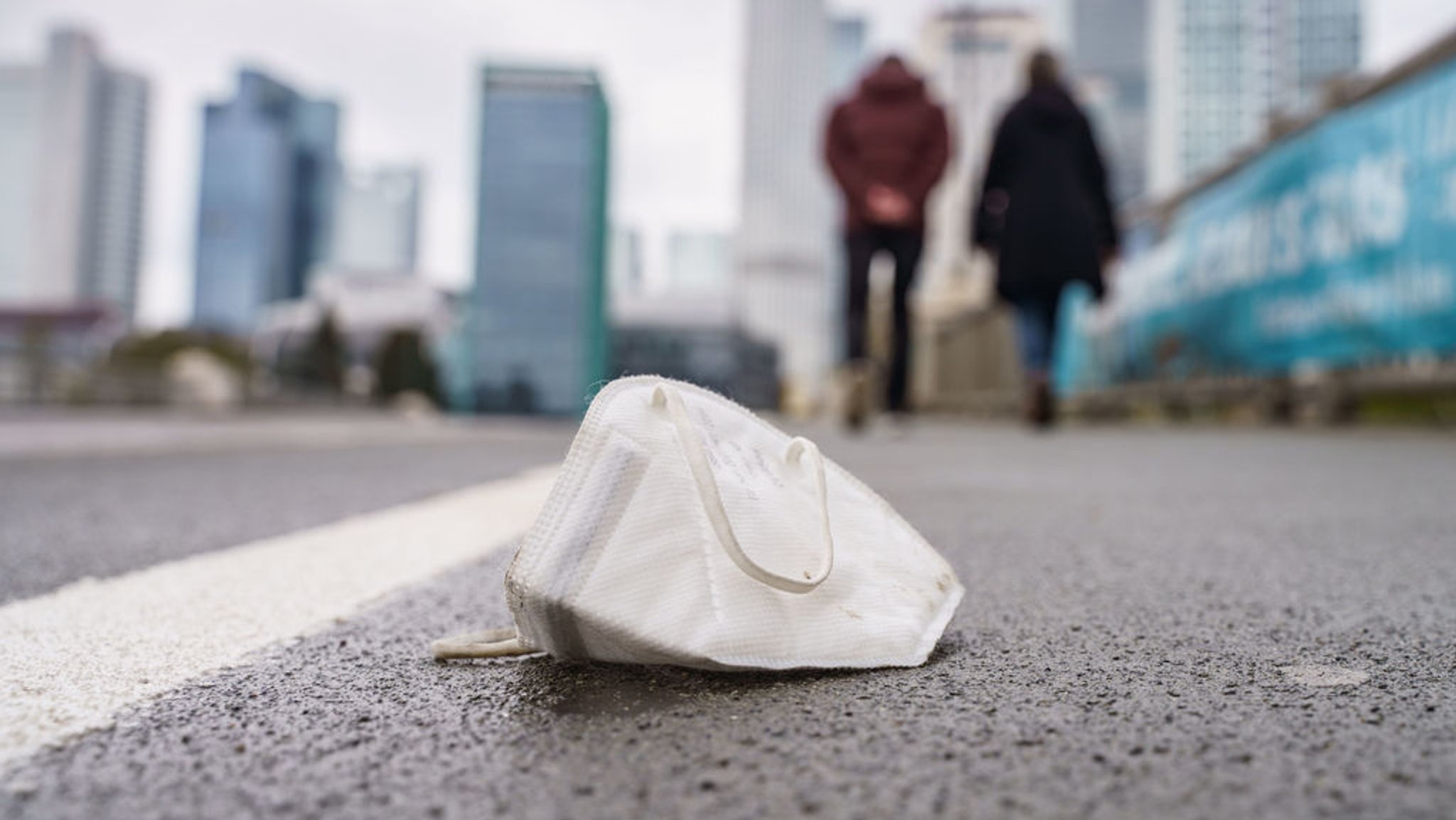 Eine Corona-Maske liegt auf einem nassen Gehweg in Frankfurt (Archivbild). | Bild: dpa-Bildfunk/Frank Rumpenhorst Eine Corona-Maske liegt auf einem nassen Gehweg in Frankfurt (Archivbild).