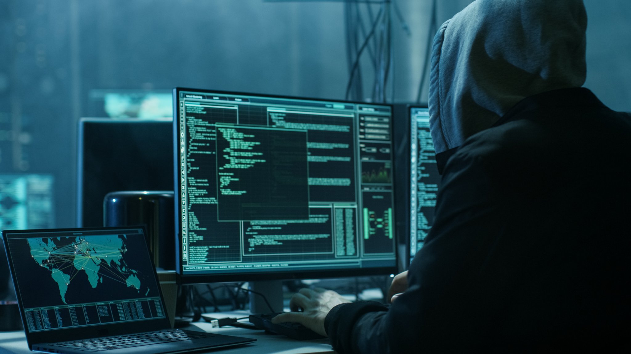 Mann sitzt am Computer und hackt. | Bild: stock.adobe.com/Gorodenkoff Mann sitzt am Computer und hackt.