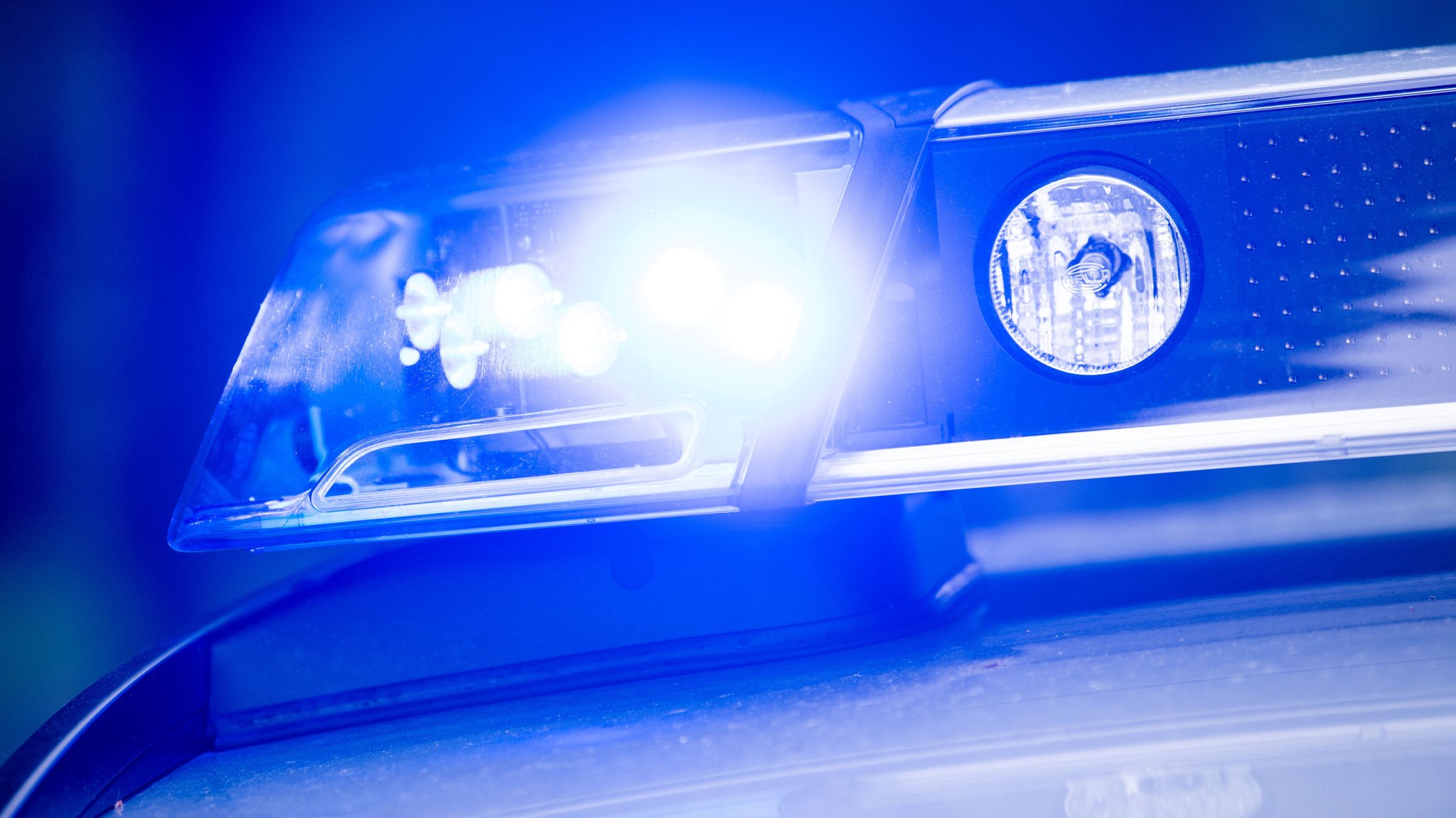 Ein Blaulicht leuchtet auf dem Dach einer Polizeistreife. | Bild: dpa-Bildfunk/Lino Mirgeler Ein Blaulicht leuchtet auf dem Dach einer Polizeistreife.