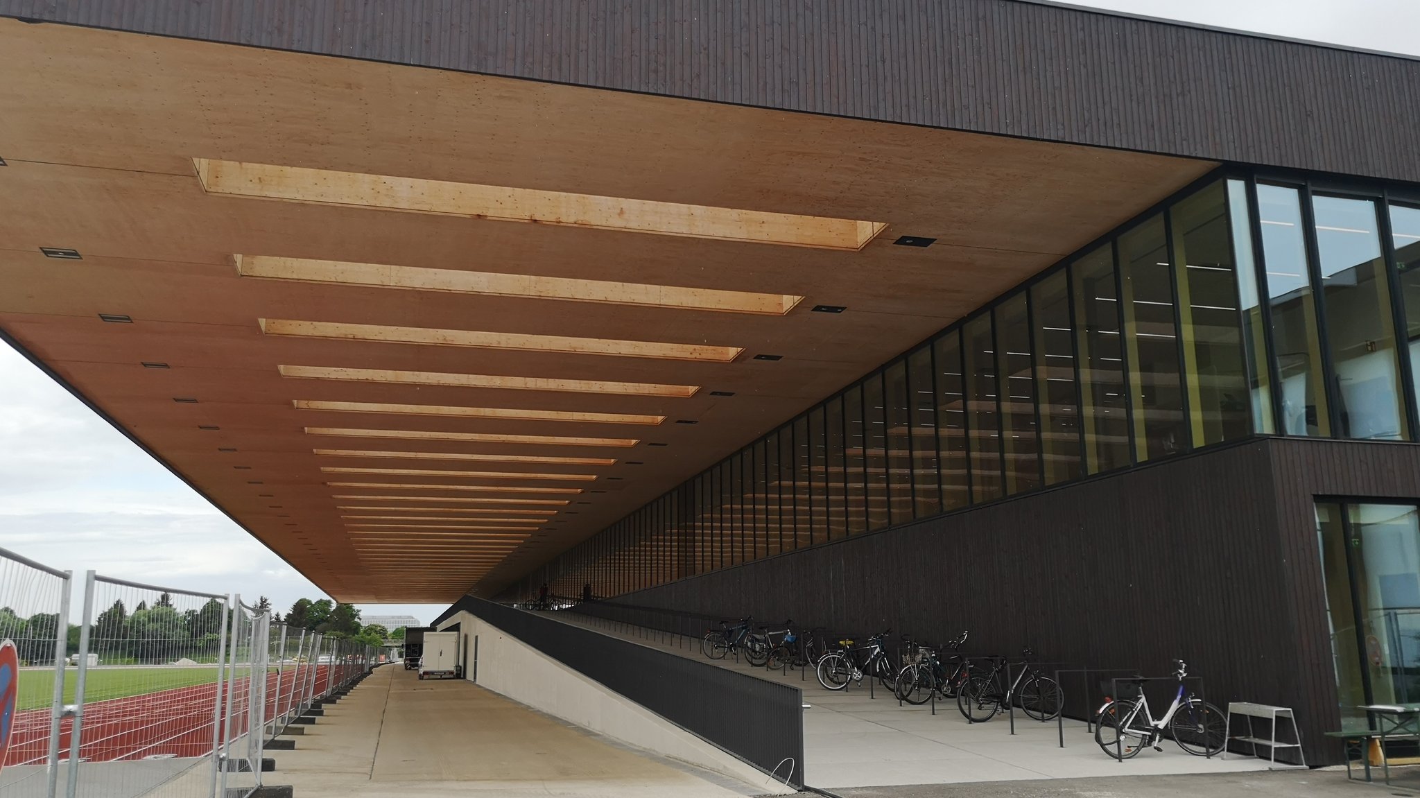 Der zweigeschössige Holzbau soll sich gut in die Gegend einfügen. Prägnant ist vor allem das große Vordach.