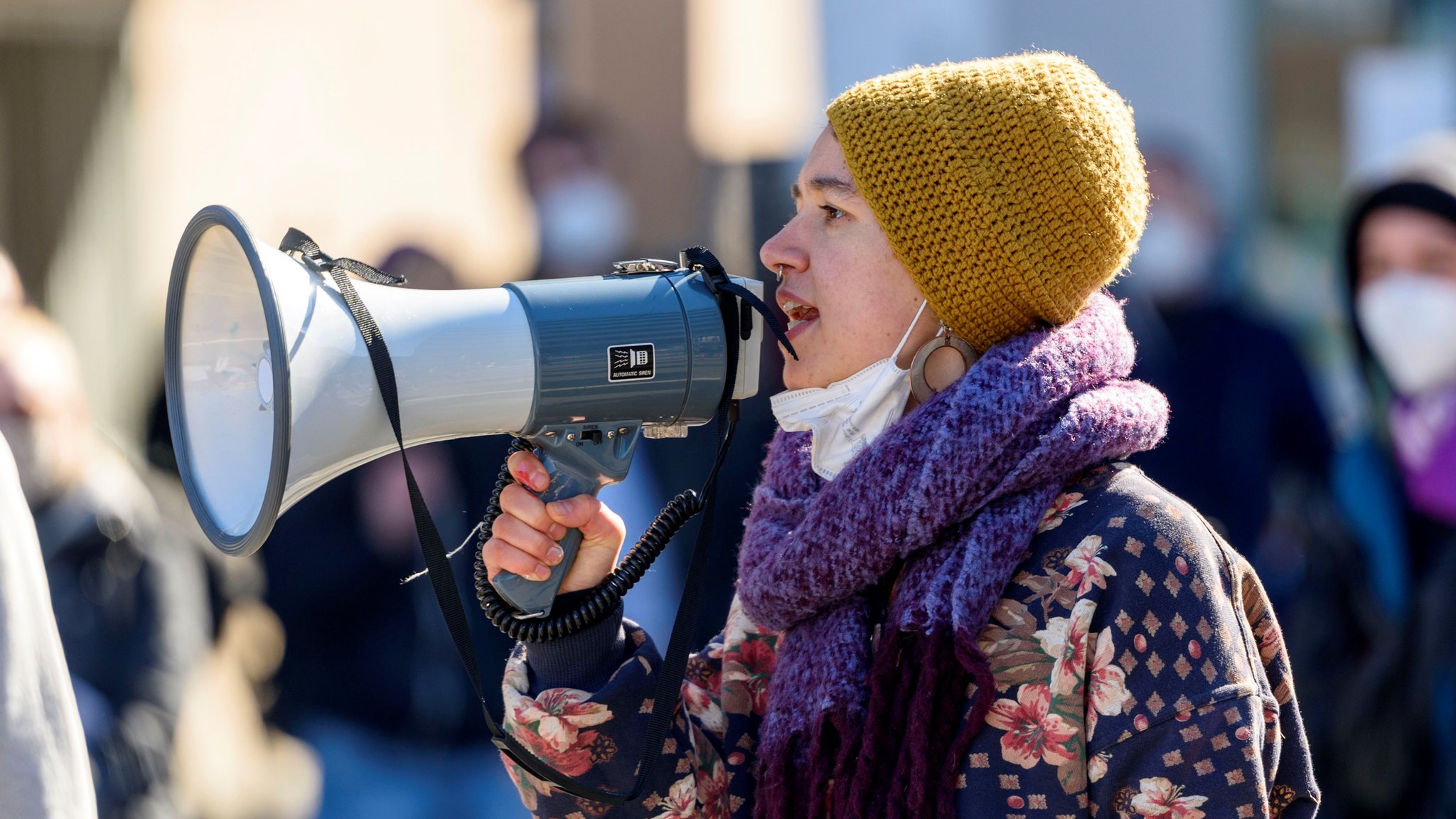 Frau spricht ins Megaphone | Bild: picture alliance / Geisler-Fotopress | Dwi Anoraganingrum/Geisler-Fotop Frau spricht ins Megaphone