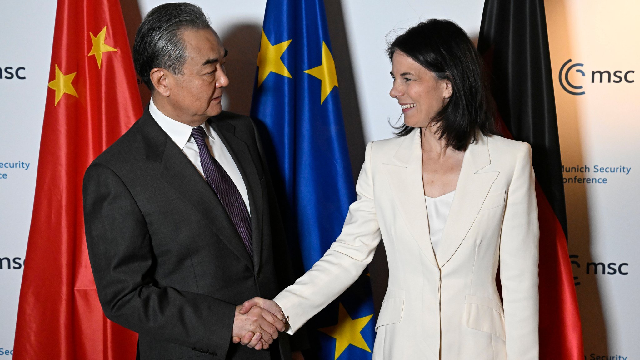 Die Deutsche Außenministerin Annalena Baerbock und ihr chinesischer Kollege Wang Yi bei der Münchner Sicherheitskonferenz. | Bild: picture alliance / ASSOCIATED PRESS | Tobias Schwarz Die Deutsche Außenministerin Annalena Baerbock und ihr chinesischer Kollege Wang Yi bei der Münchner Sicherheitskonferenz.