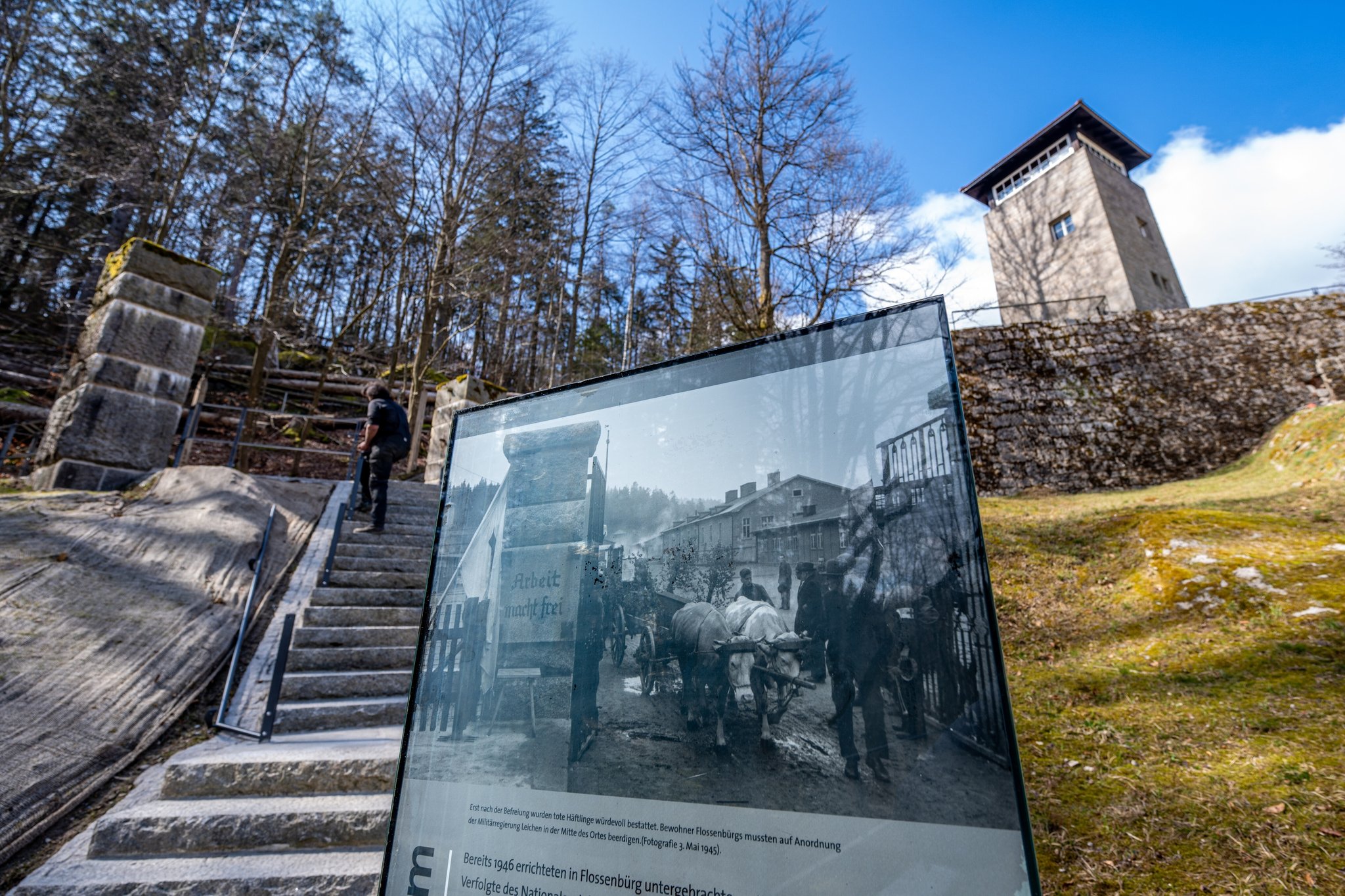 27.03.2025: Eine Informationstafel ist vor einem ehemaligen Wachturm auf dem Gelände der KZ-Gedenkstätte Flossenbürg angebracht.