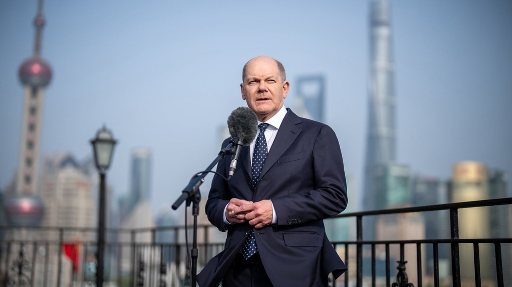15.04.2024: Bundeskanzler Olaf Scholz (SPD) spricht bei einem Pressestatement in Shanghai. | Bild: dpa-Bildfunk/Michael Kappeler 15.04.2024: Bundeskanzler Olaf Scholz (SPD) spricht bei einem Pressestatement in Shanghai.