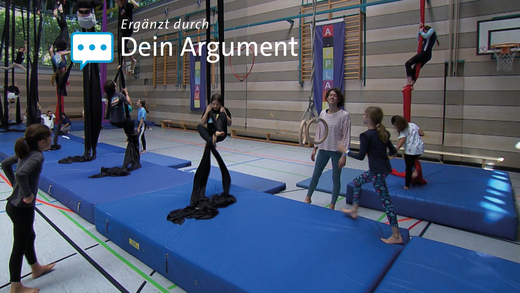 Kinder lernen in Turnhalle an von der Decke herabhängenden Tüchern Tuchakrobatik. | Bild: Bayerischer Jugendring Kinder lernen in Turnhalle an von der Decke herabhängenden Tüchern Tuchakrobatik.