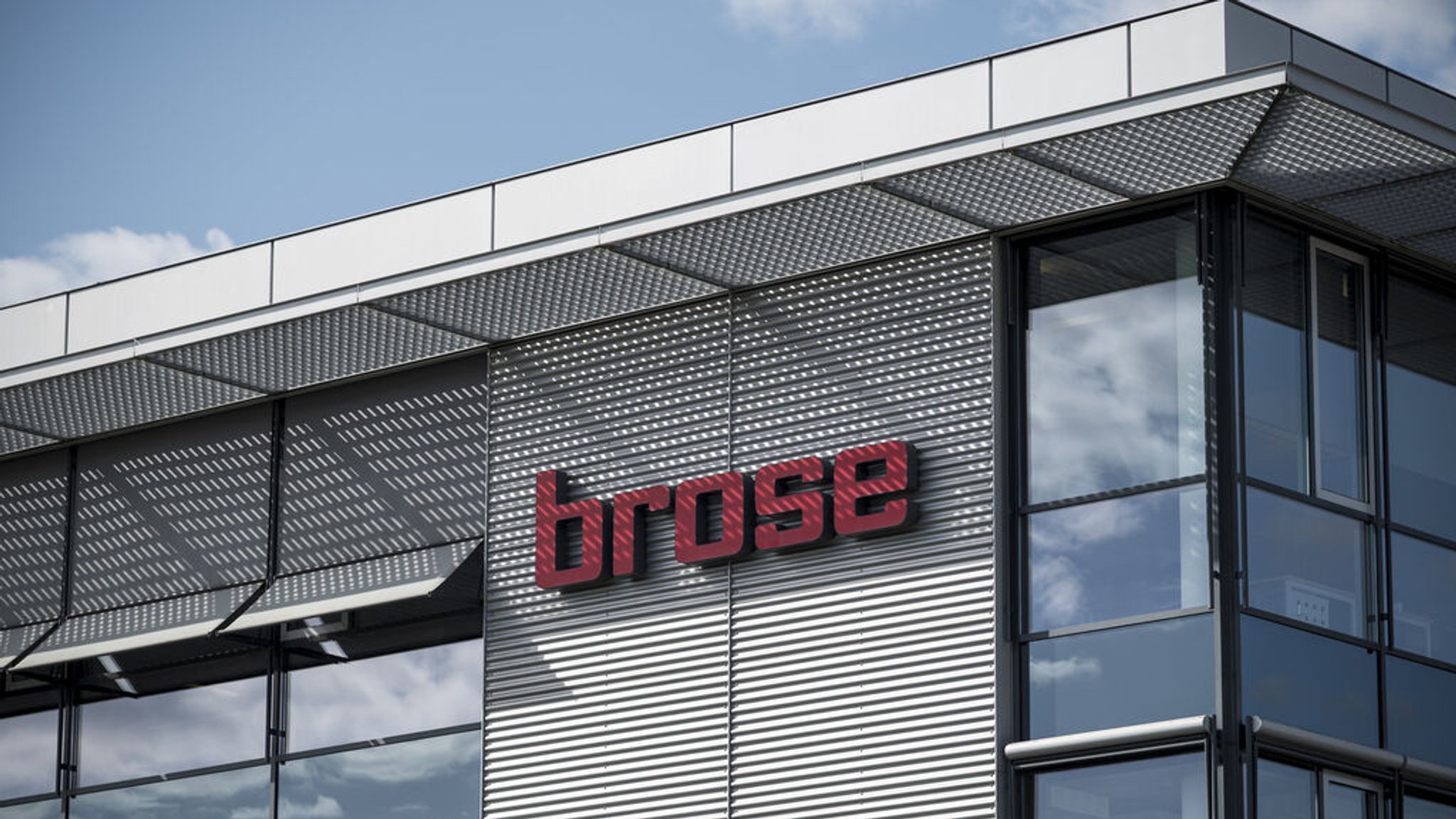 07.04.2025, Bayern, Coburg: Das Brose Logo ist an einem Gebäude der Brose Group zu sehen. Foto: Daniel Vogl/dpa +++ dpa-Bildfunk +++ | Bild: dpa-Bildfunk/Daniel Vogl 07.04.2025, Bayern, Coburg: Das Brose Logo ist an einem Gebäude der Brose Group zu sehen. Foto: Daniel Vogl/dpa +++ dpa-Bildfunk +++