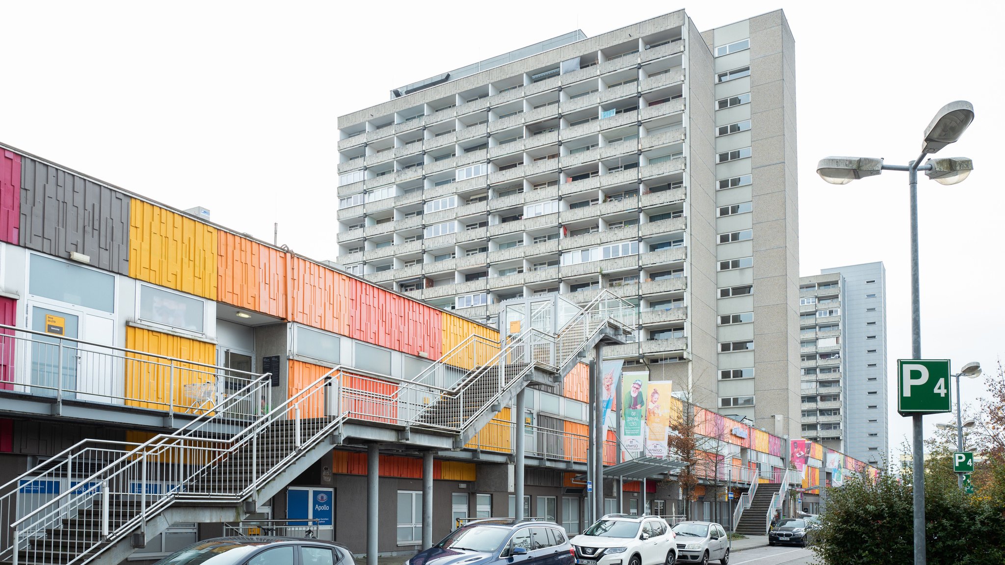Das Olympiaeinkaufzentrum (OEZ) im Münchner Norden erlebte am 15.03.25 einen Fehlalarm. Im Juli 2016 hatte hier ein 18-Jähriger Attentäter im aus rassistischen Motiven neun Menschen erschossen und mehrere verletzt. | Bild: dpa picture alliance / SZ Photo | Alessandra Schellnegger Das Olympiaeinkaufzentrum (OEZ) im Münchner Norden erlebte am 15.03.25 einen Fehlalarm. Im Juli 2016 hatte hier ein 18-Jähriger Attentäter im aus rassistischen Motiven neun Menschen erschossen und mehrere verletzt.