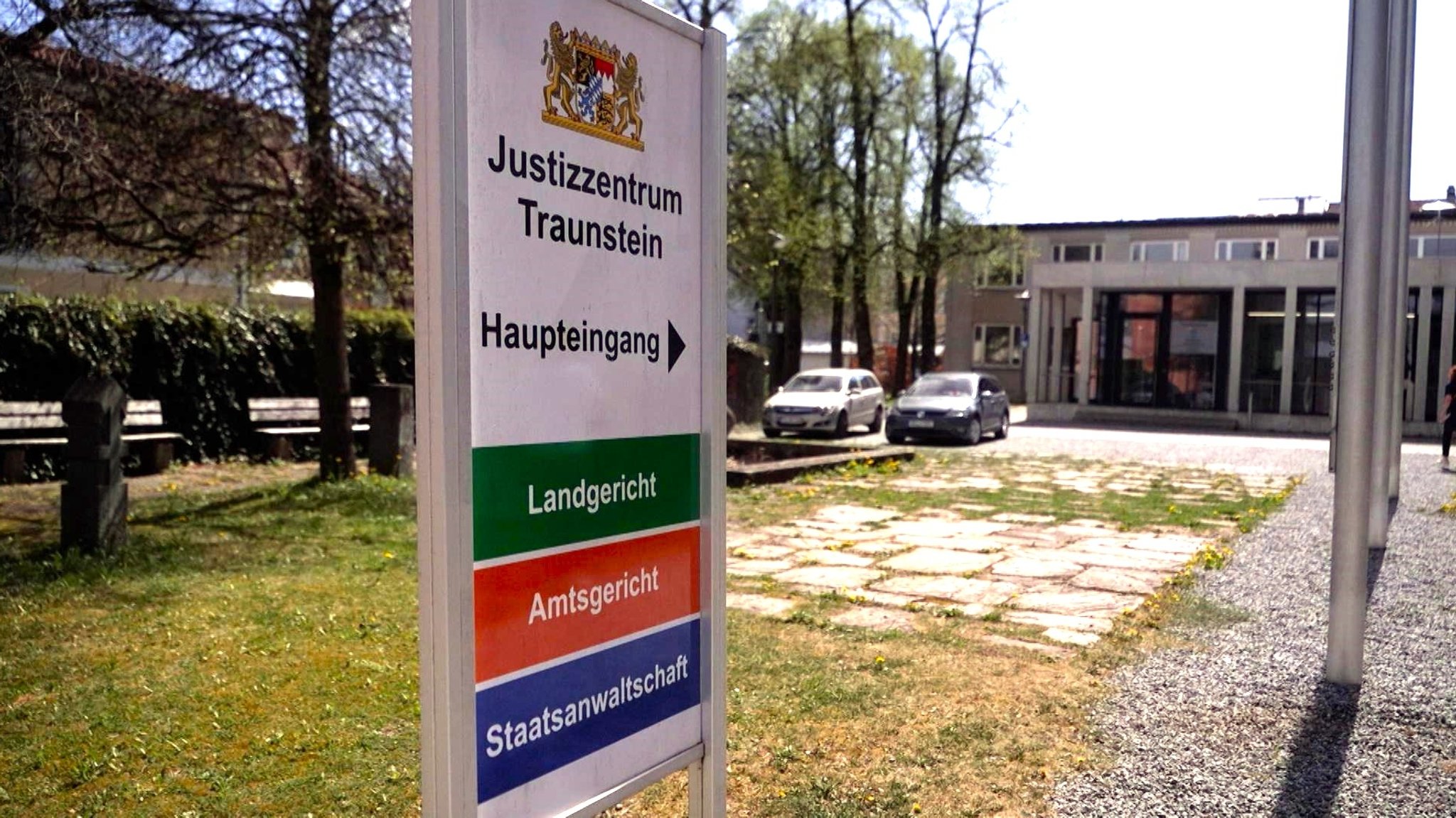 Eingang zum Justizzentrum Traunstein. | Bild: BR Eingang zum Justizzentrum Traunstein.