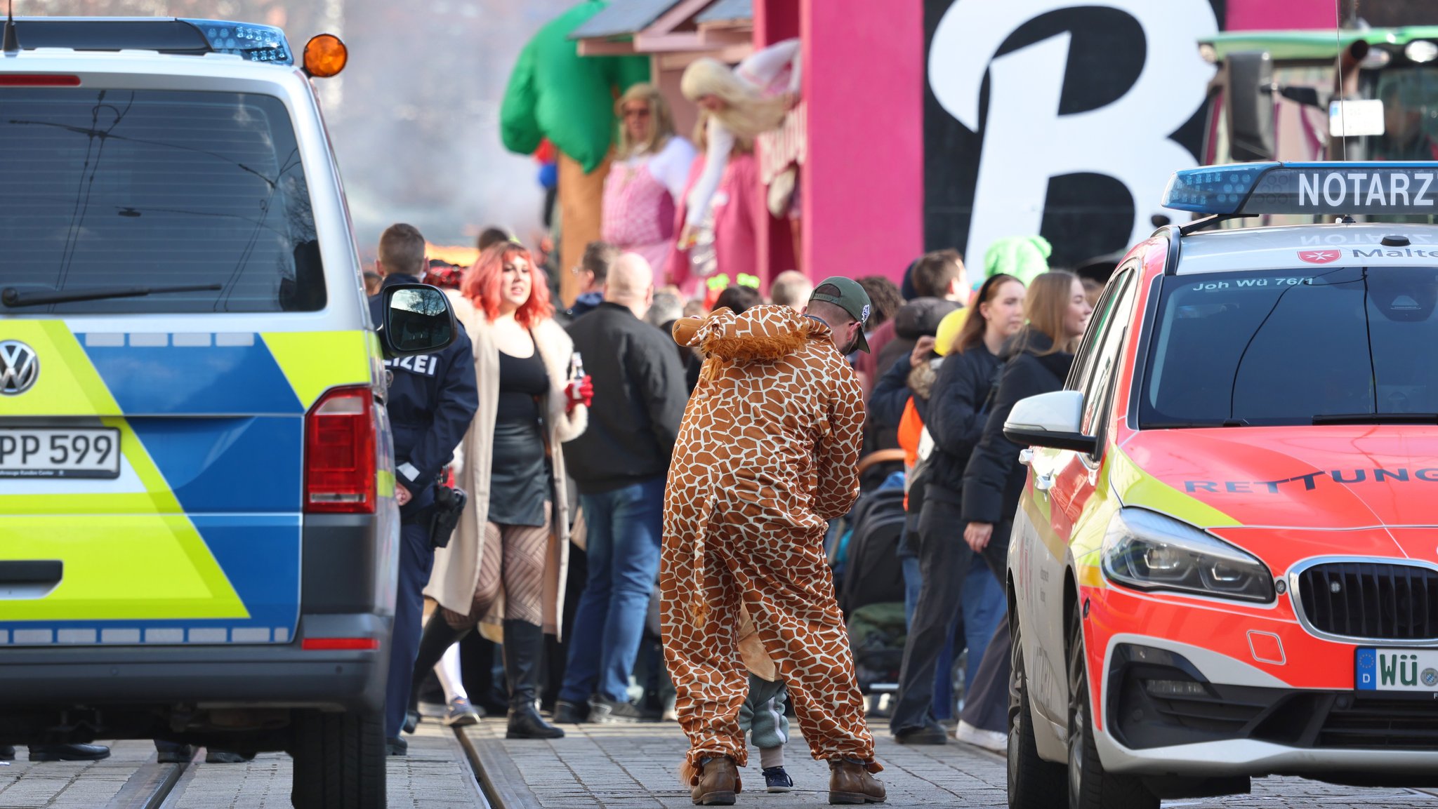 Ein Polizei- und ein Notarztwagen stehen am Rande des Faschingszuges in Würzburg. | Bild: pa/dpa/Karl-Josef Hildenbrand Ein Polizei- und ein Notarztwagen stehen am Rande des Faschingszuges in Würzburg.