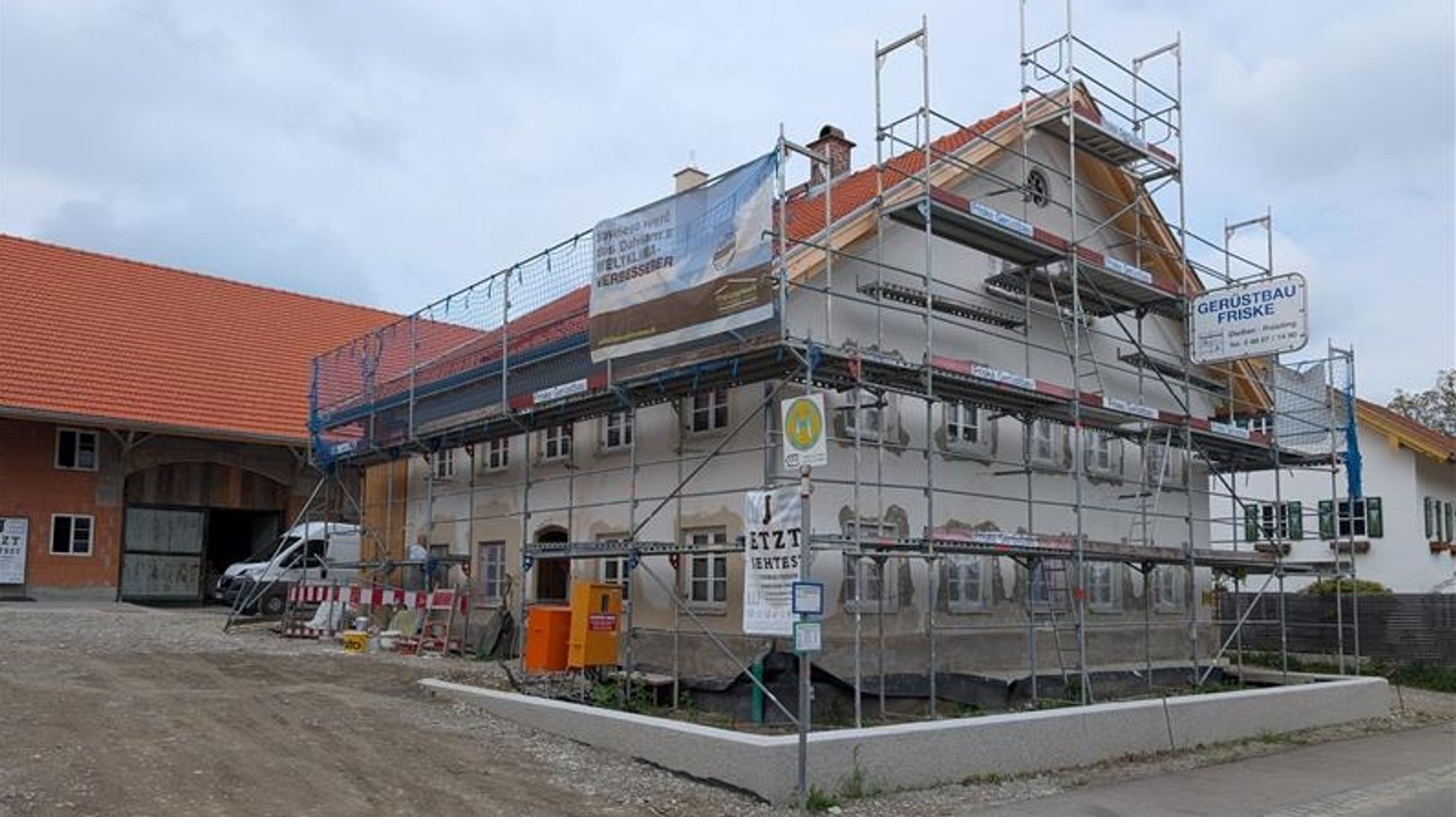 Altes Bauernhaus in Leeder mit Baugerüst . | Bild: BR / Florian Regensburger Altes Bauernhaus in Leeder mit Baugerüst .