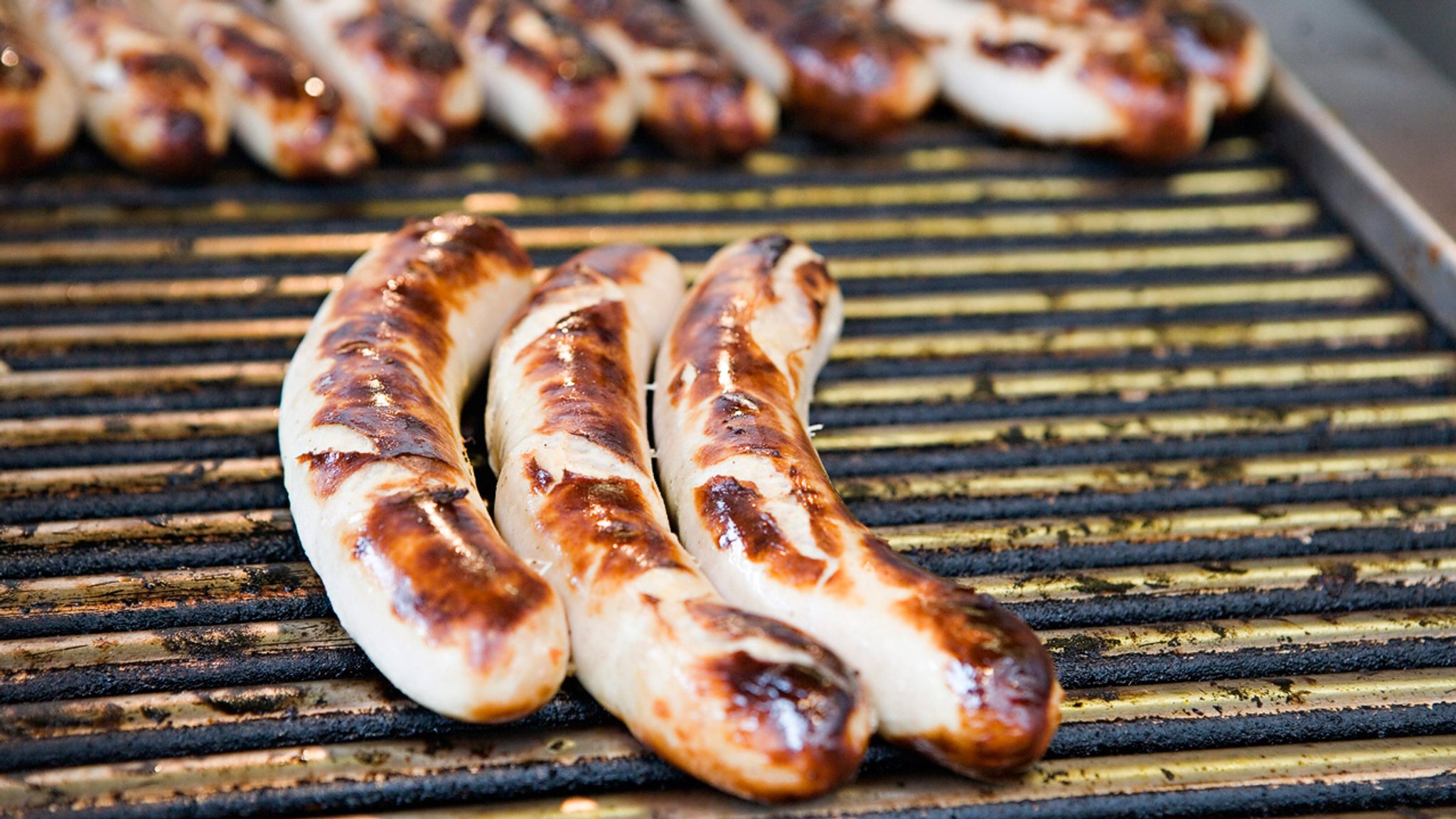 Bratwürste liegen auf einem Grillrost (Symbolbild). | Bild: colourbox.com Bratwürste liegen auf einem Grillrost (Symbolbild).