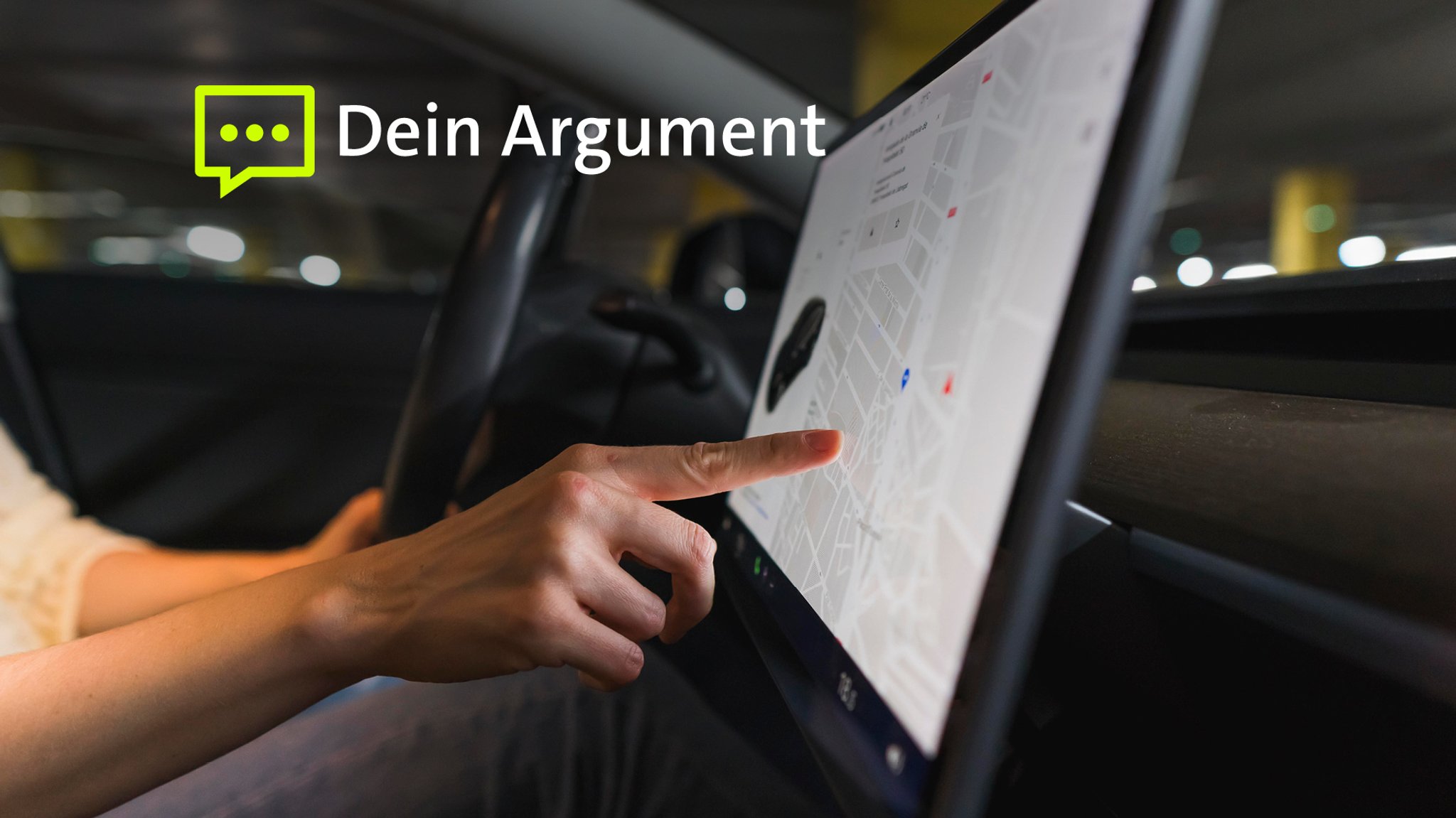 Eine Frau sitzt am Steuer eines Auto und klickt mit einem Finger auf das Touchdisplay rechts von ihr, um die Navigation einzustellen.