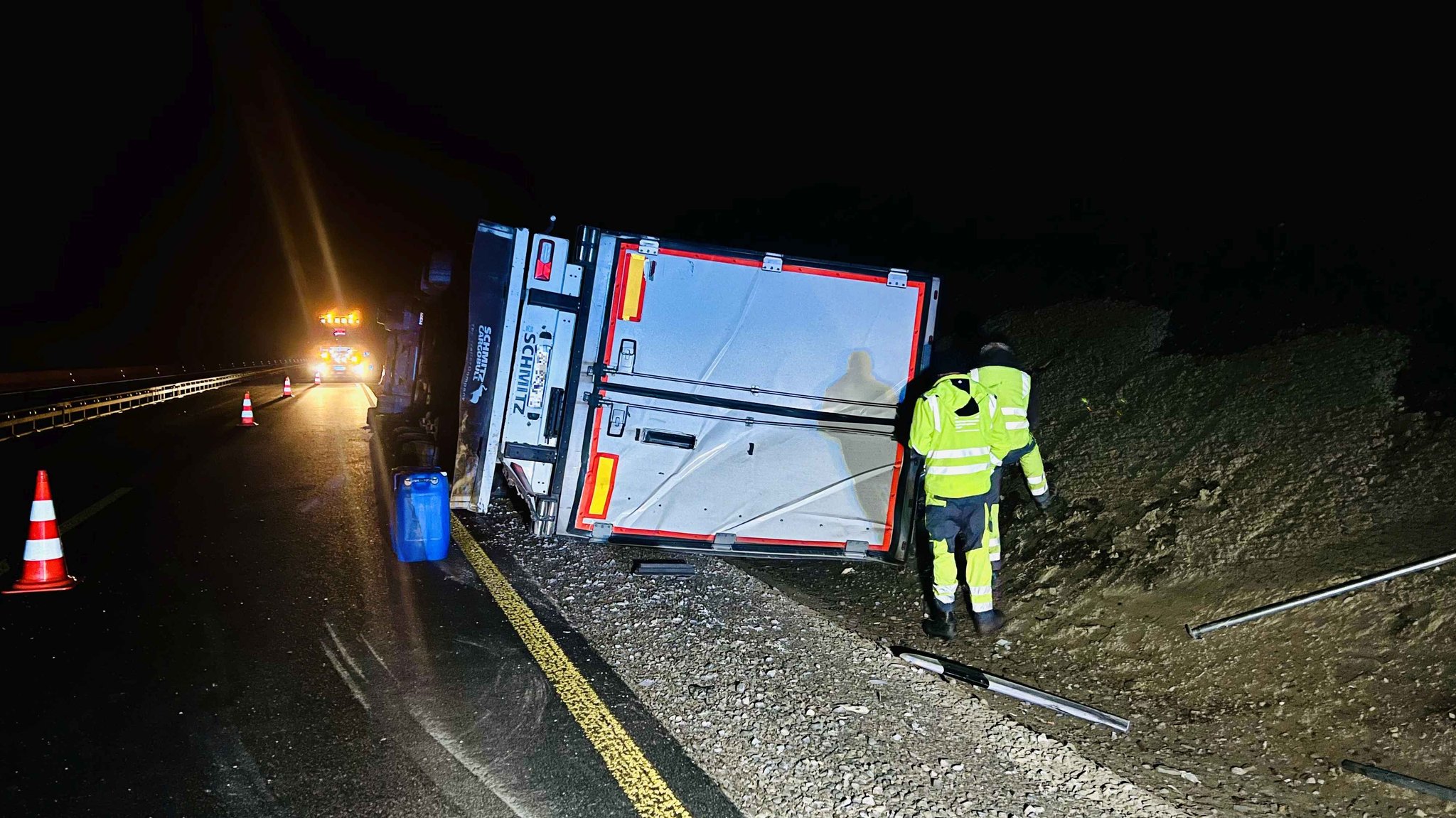 Tomatenlaster umgekippt: Autobahn für 13 Stunden gesperrt 