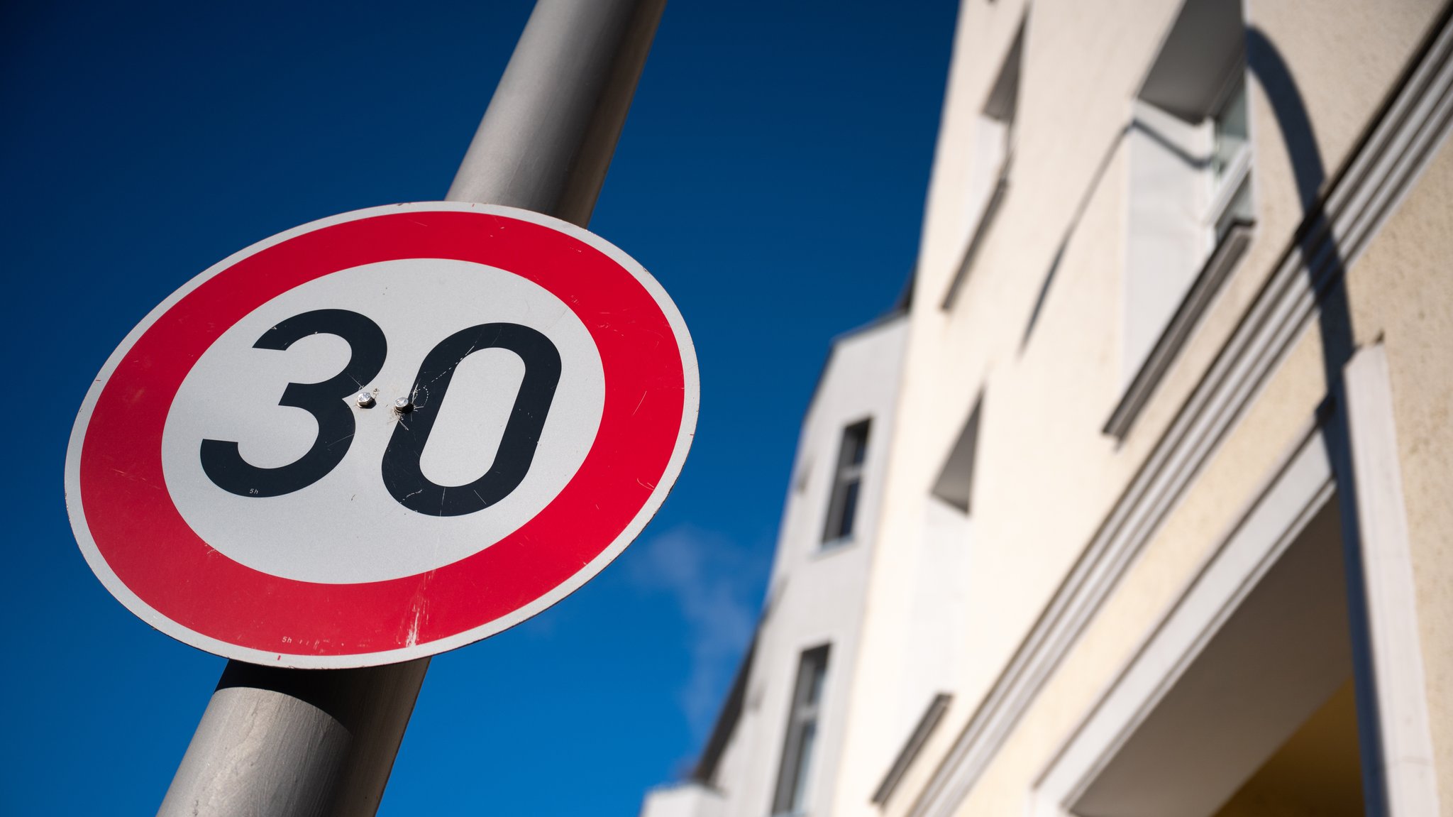Tempo 30 Schild vor blauem Himmel | Bild: picture alliance/dpa | Sebastian Gollnow Tempo 30 Schild vor blauem Himmel