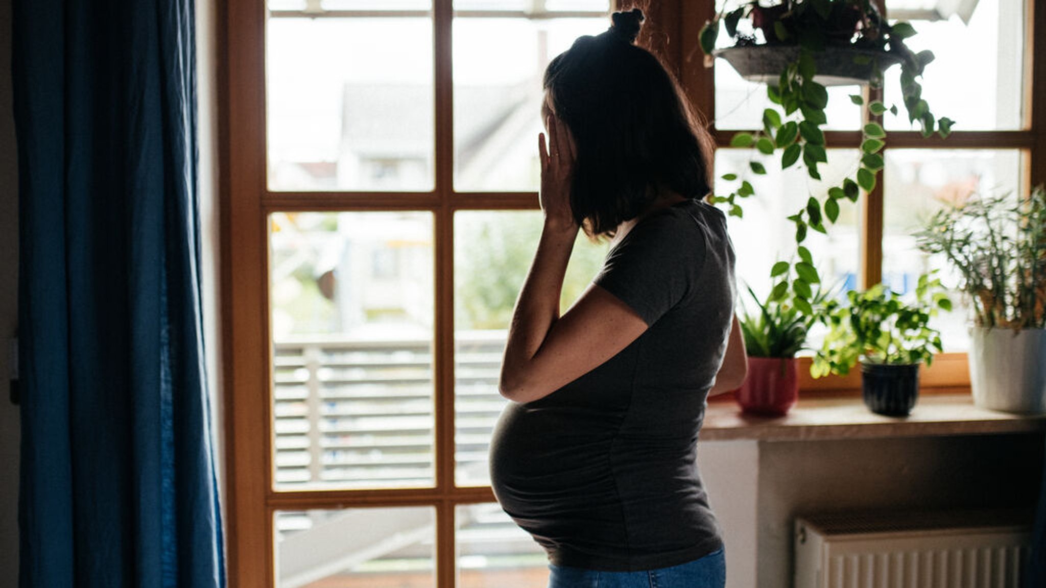 Eine schwangere Frau steht in einer Wohnung und weint. | Bild: BR/Julia Müller Eine schwangere Frau steht in einer Wohnung und weint.