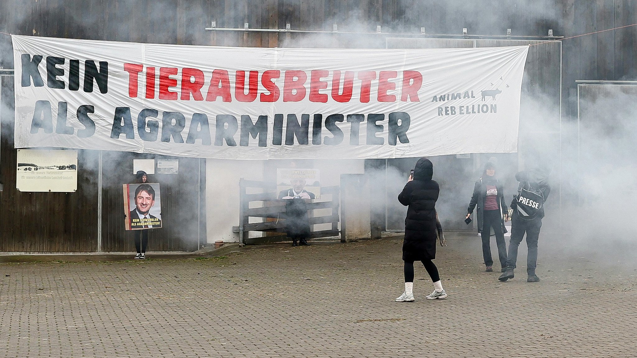 Protest mehrerer Tierschutzaktivisten auf dem Hof von Bauernpräsident Felßner | Bild: dpa-Bildfunk Protest mehrerer Tierschutzaktivisten auf dem Hof von Bauernpräsident Felßner