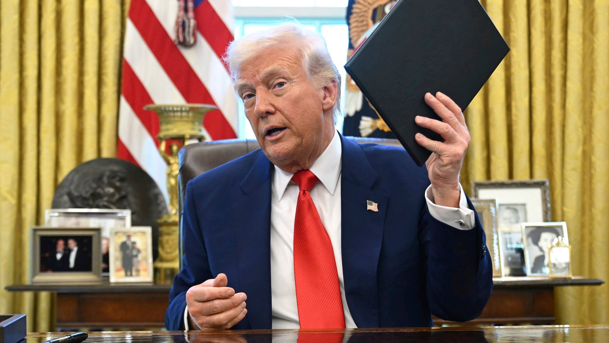 US-Präsident Trump an seinem Schreibtisch im Weißen Haus (09.04.2025)