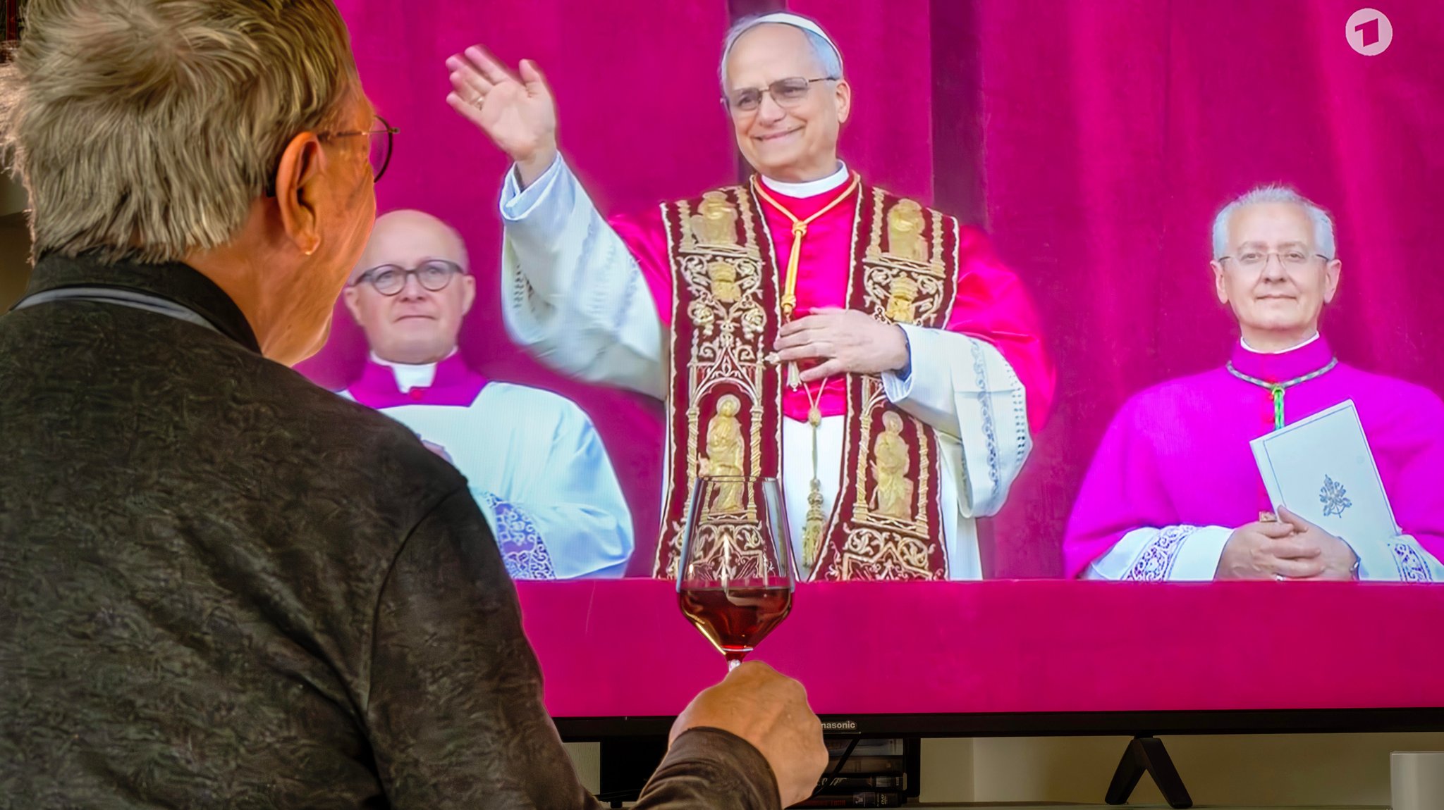 TV-Zuschauer verfolgt den ersten Auftritt von Papst Leo XIV. live in der ARD, München, 8. Mai 2025 | Bild: picture alliance / Wolfgang Maria Weber | R7172 TV-Zuschauer verfolgt den ersten Auftritt von Papst Leo XIV. live in der ARD, München, 8. Mai 2025