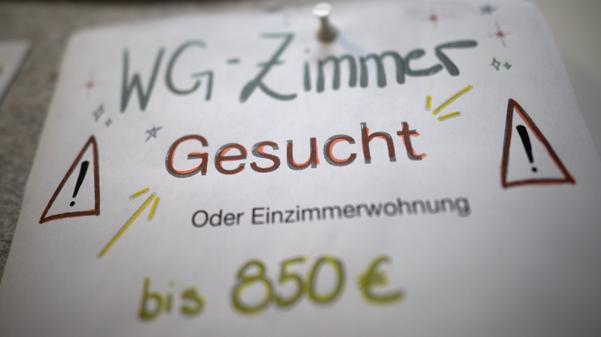 Aushang: WG-Zimmer gesucht oder Einzimmerwohnung bis 850 Euro | Bild: picture alliance/dpa | Sebastian Gollnow Aushang: WG-Zimmer gesucht oder Einzimmerwohnung bis 850 Euro