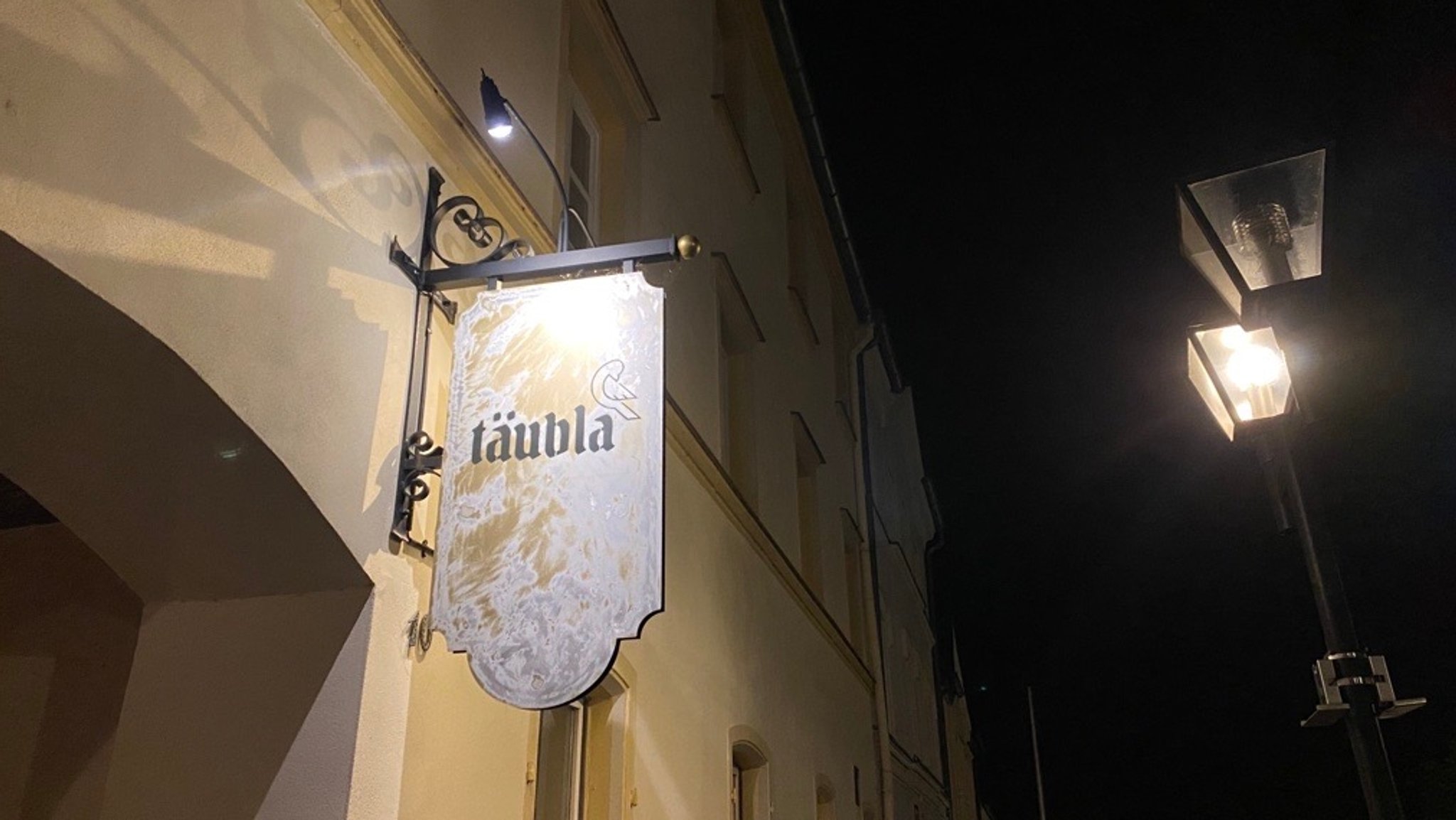 Kneipenschild "Täubla" an der Hausfassade in Naila | Bild: BR Kneipenschild "Täubla" an der Hausfassade in Naila