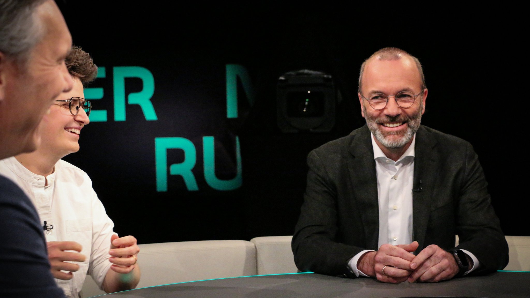 vlnr. Moderator Achim Wendler, Anna-Nicole-Heinrich, Präses der Synoder der EKD, Manfred Weber, EVP-Fraktionsvorsitzender im EU-Parlament, stv. CSU-Parteichef.