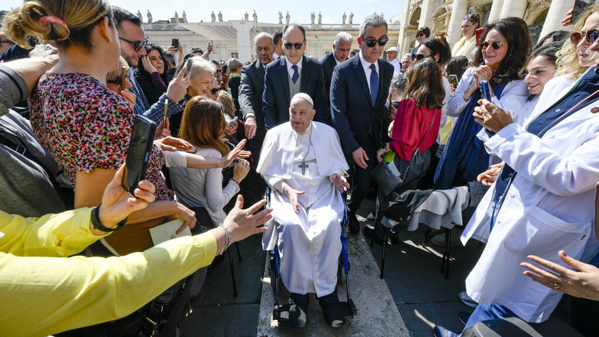 Papst Franziskus zeigt sich überraschend auf dem Petersplatz