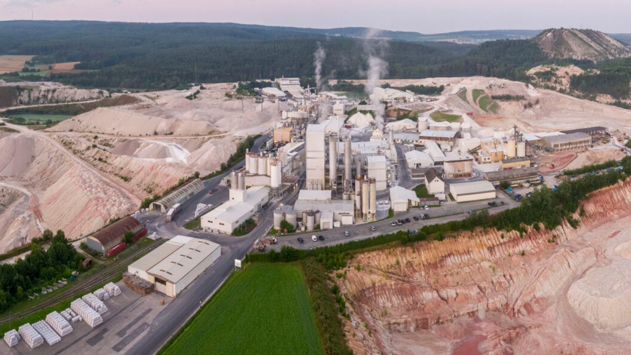 Die Firma Dorfner aus Hirschau im Landkreis Amberg-Sulzbach. Hier wird Sand gefördert und veredelt. | Bild: Dorfner Die Firma Dorfner aus Hirschau im Landkreis Amberg-Sulzbach. Hier wird Sand gefördert und veredelt.