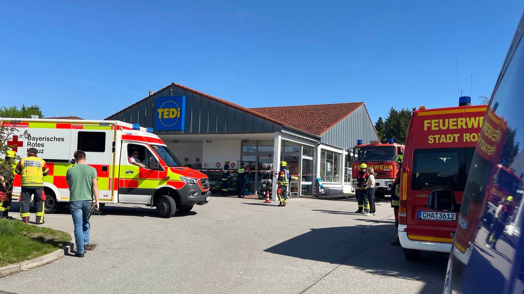Einsatzfahrzeuge von Feuerwehr und Rettungsdienst vor einem Einkaufsmarkt | Bild: BR/Rudolf Heinz Einsatzfahrzeuge von Feuerwehr und Rettungsdienst vor einem Einkaufsmarkt