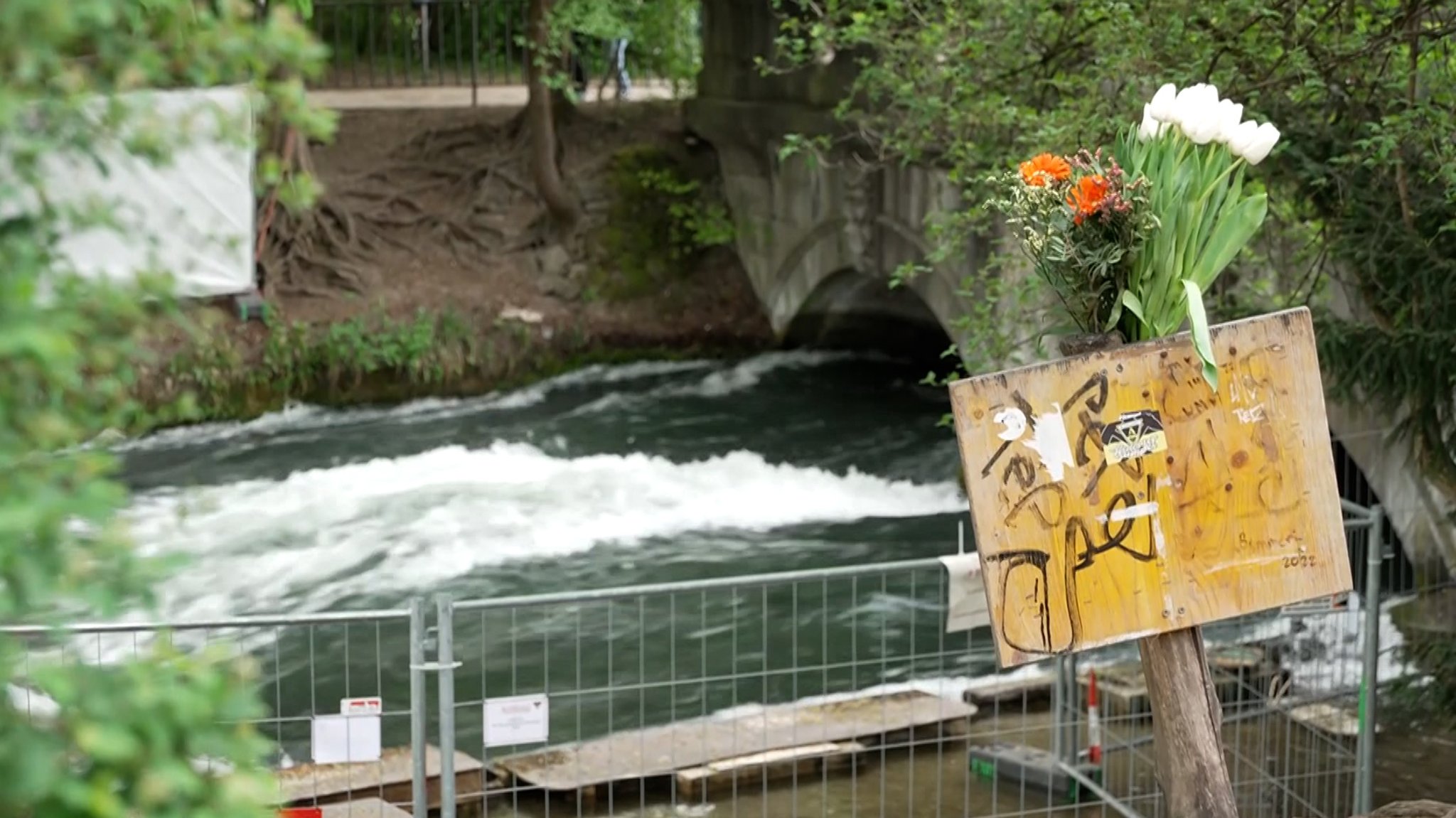 Trauer um die verstorbene Surferin. | Bild: BR Trauer um die verstorbene Surferin.